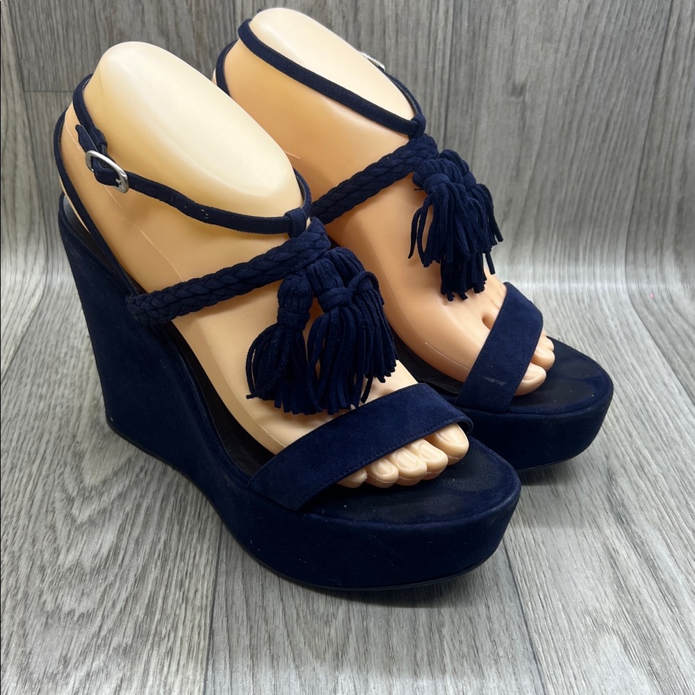 Stuart Weitzman
Suede Tassel Accents Slingback Sandals